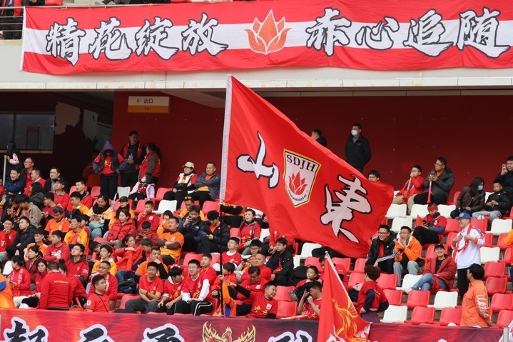 主場(chǎng)上萬(wàn)名球迷的吶喊助威，給山東體彩女足征戰(zhàn)女超增添了能量與動(dòng)力