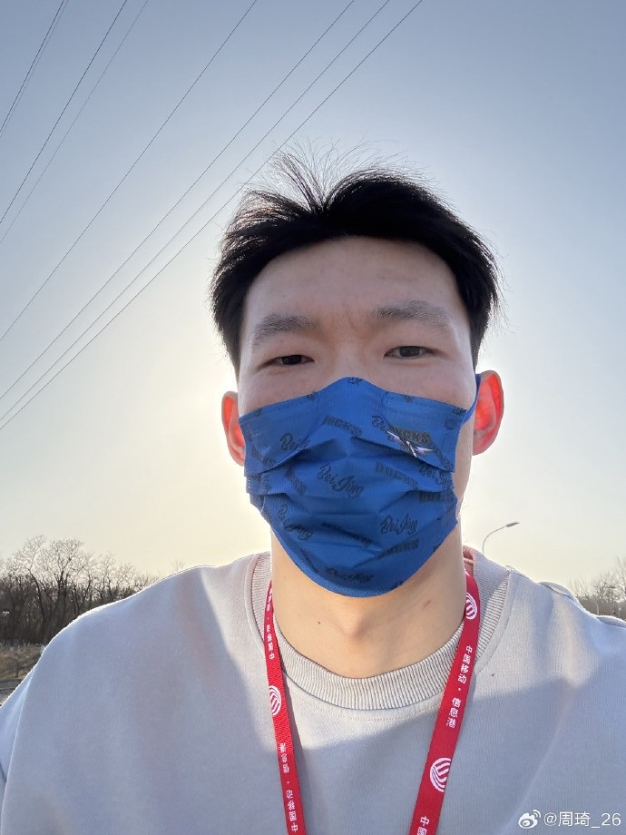 悠閑！周琦騎京牌電動車出行：太陽出來了 開京牌兜兜風！