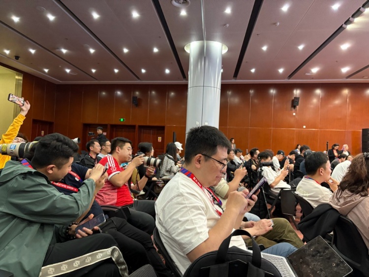 萬眾矚目！記者擠滿國足賽前新聞發(fā)布廳，賽場記者預(yù)計(jì)超300人