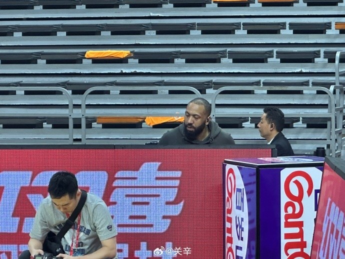 今晚不打？廣東主場迎戰(zhàn)廣廈 吉倫沃特一身便裝現(xiàn)身球館