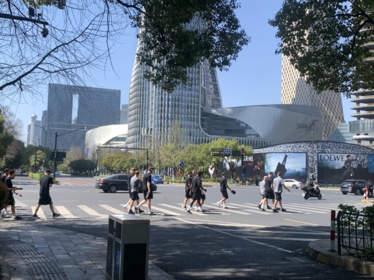 心態(tài)放松，有網(wǎng)友拍到澳大利亞隊(duì)早上在萬象城citywalk