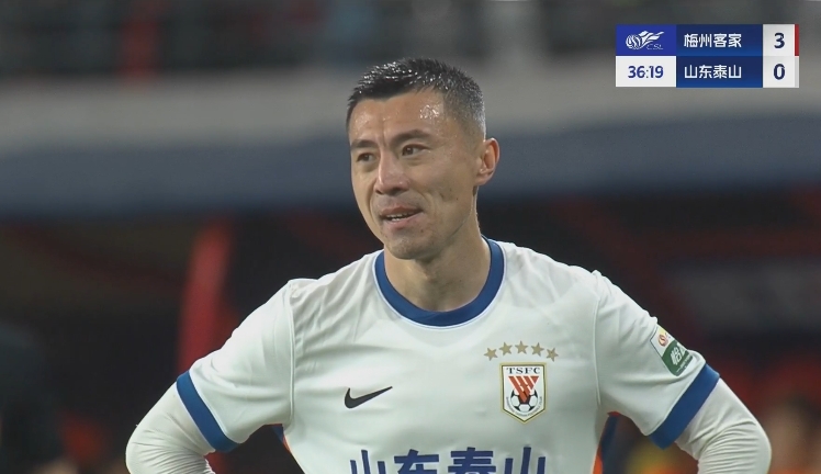 34分鐘0-3落后！36歲鄭錚苦笑36歲大雷沮喪 替補席黃政宇神態(tài)輕松