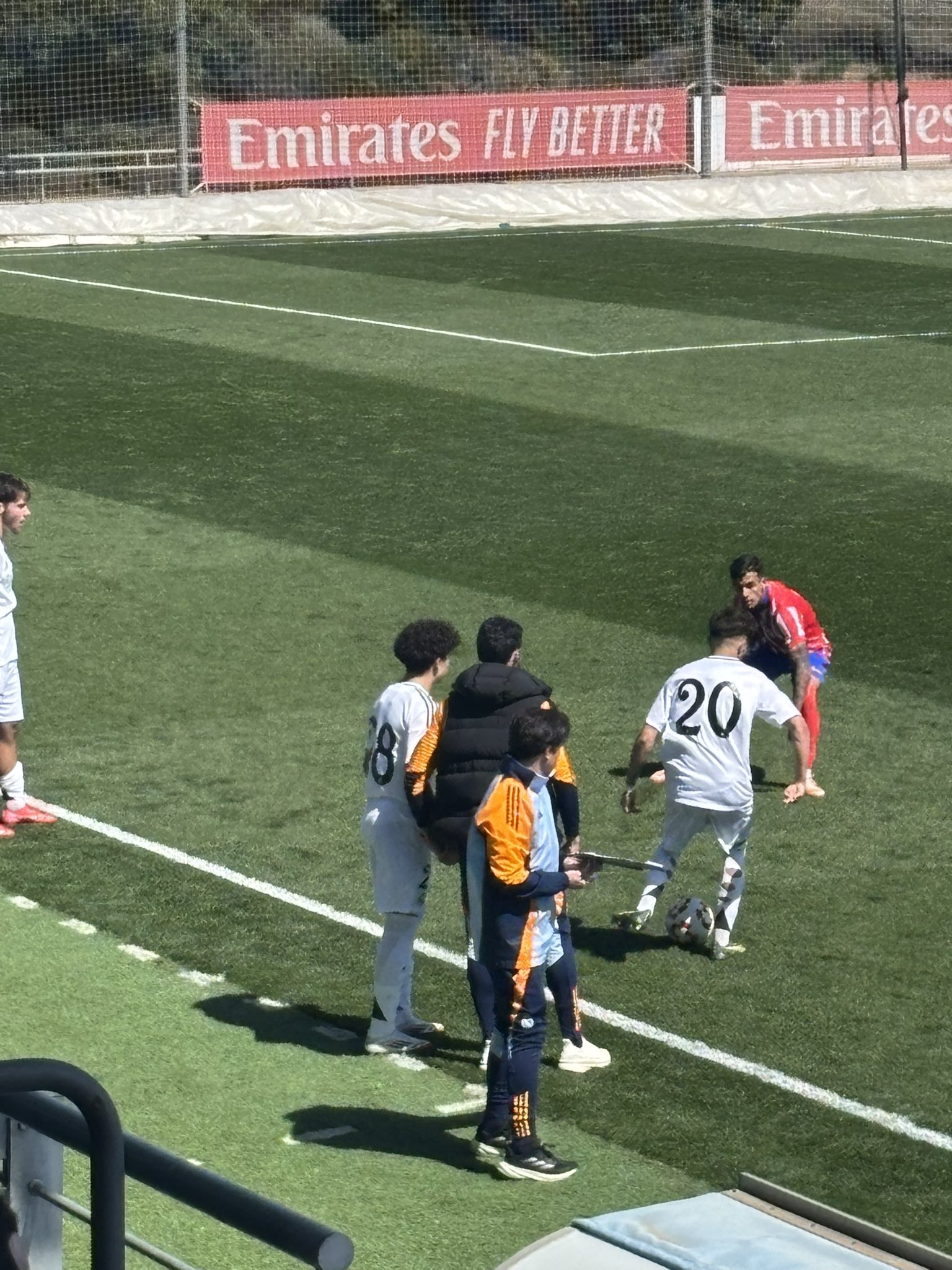 天賦滿滿！馬塞洛15歲兒子恩佐皇馬U19首秀，登場(chǎng)5分鐘腳后跟助攻