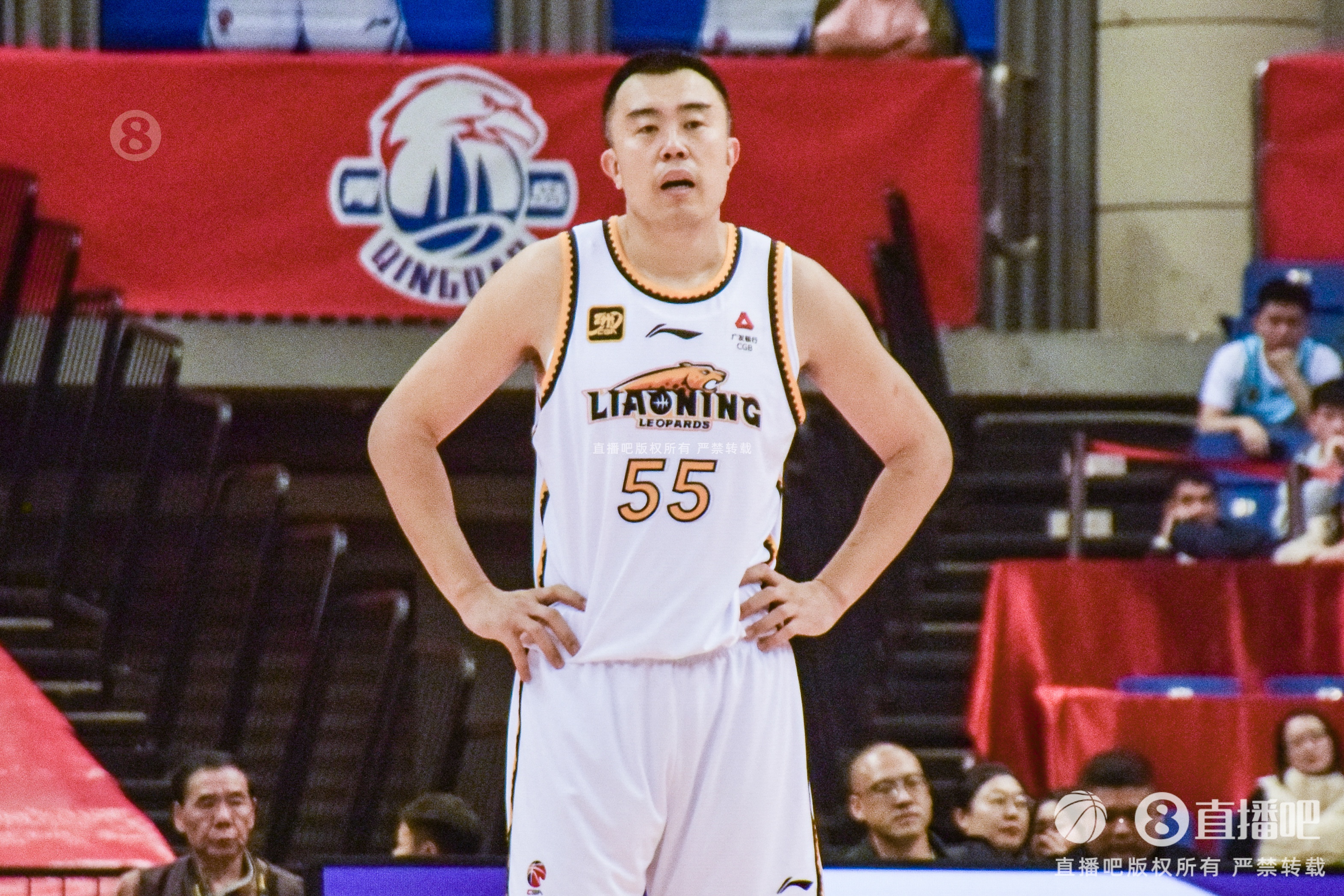 老將不容易！韓德君帶傷出戰(zhàn)半場6分鐘5犯 僅2板2助